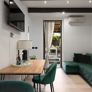  Appartement Nadia's Lovely - With Private Garden And Jacuzzi Italie